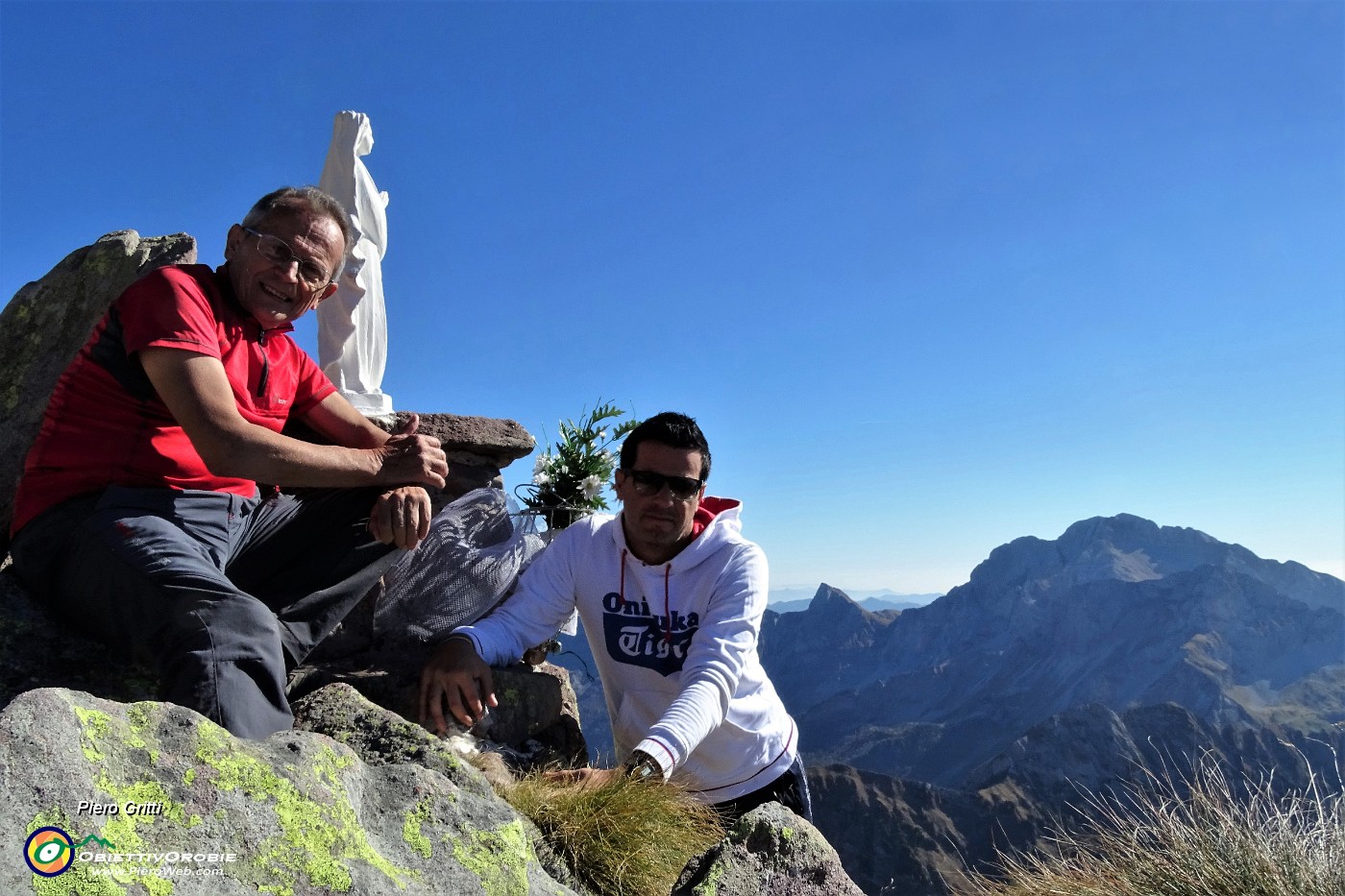 51 Alla Madonnina del Pietra Quadra con vista in Arera.JPG -                                